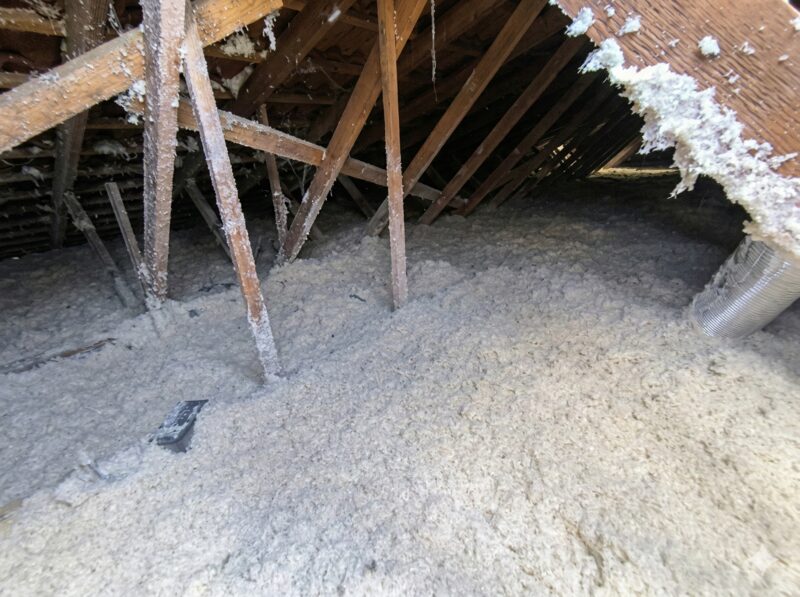 Vue de l'isolation sous le toit pour la rénovation énergétique avec AD VALIDEM.