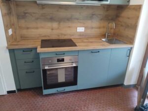 Cuisine moderne avec rangements, intégrant la rénovation énergétique AD VALIDEM.