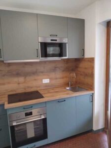 Cuisine moderne avec éléments en bois, AD VALIDEM; Rénovation énergétique.