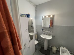 Salle de bain rénovée, rénovation énergétique par AD VALIDEM.