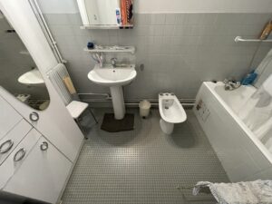 Salle de bains avec lavabo, baignoire et bidet, rénovation énergétique AD VALIDEM.