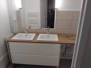 Salle de bain moderne avec double vasque, AD VALIDEM; Rénovation énergétique.