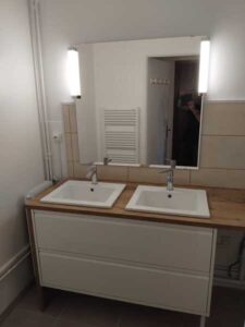 Double vasque moderne dans un projet de rénovation énergétique AD VALIDEM.