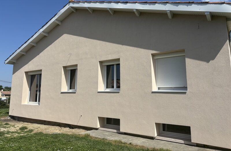 Façade rénovée d'une maison mettant en avant AD VALIDEM; Rénovation énergétique.