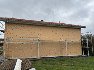 Façade en cours de rénovation énergétique avec AD VALIDEM en travaux.
