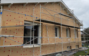 Façade en rénovation avec échafaudage, projet AD VALIDEM; Rénovation énergétique.