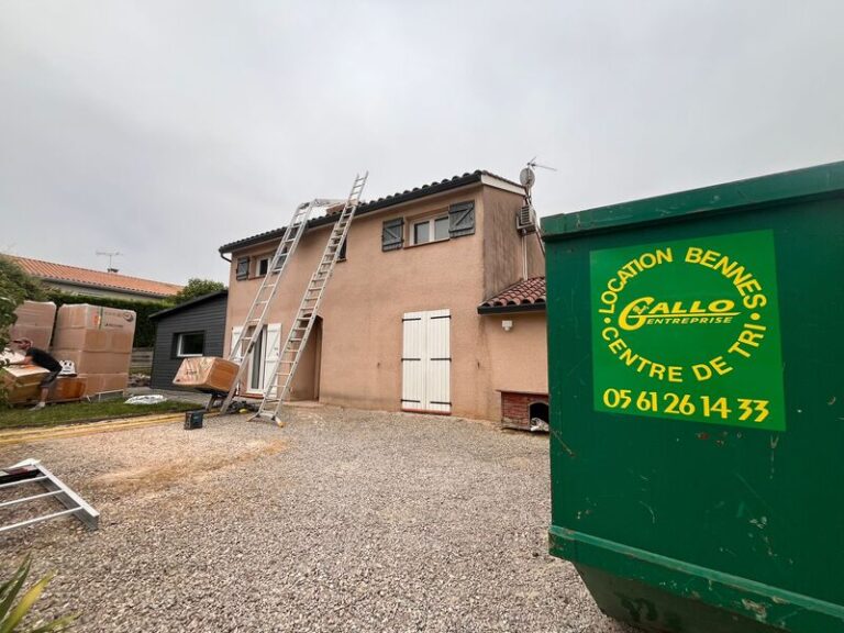 Maison en rénovation énergétique avec échelle, AD VALIDEM et matériel.