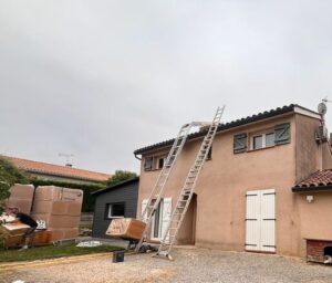 Maison en rénovation énergétique avec échelle, AD VALIDEM et matériel.