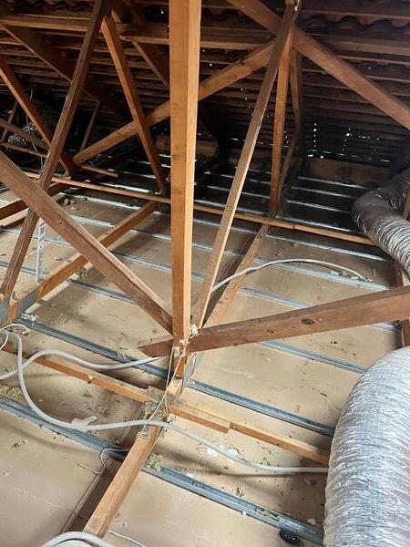 Structures en bois et tuyaux pour une rénovation énergétique AD VALIDEM.