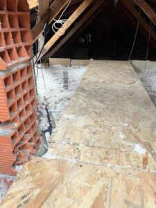 Rénovation énergétique dans un grenier avec panneau AD VALIDEM en cours.