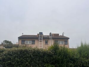 Rénovation énergétique de toiture avec AD VALIDEM et échelles de travail.