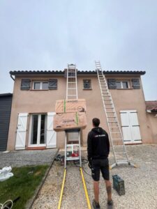 Technicien en rénovation énergétique installe des matériaux AD VALIDEM.