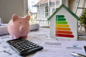 Tirelire rose, calculatrice et documents sur la rénovation énergétique AD VALIDEM.