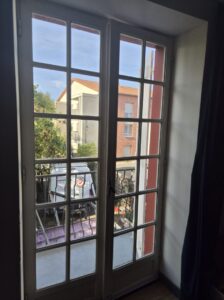 Vue depuis une fenêtre sur une camionnette, AD VALIDEM; Rénovation énergétique.