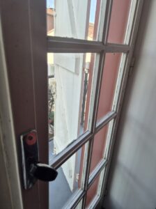 Fenêtre ouverte sur un extérieur, mettant en avant la rénovation énergétique AD VALIDEM.