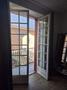 Fenêtre ouverte sur un balcon, AD VALIDEM; Rénovation énergétique.