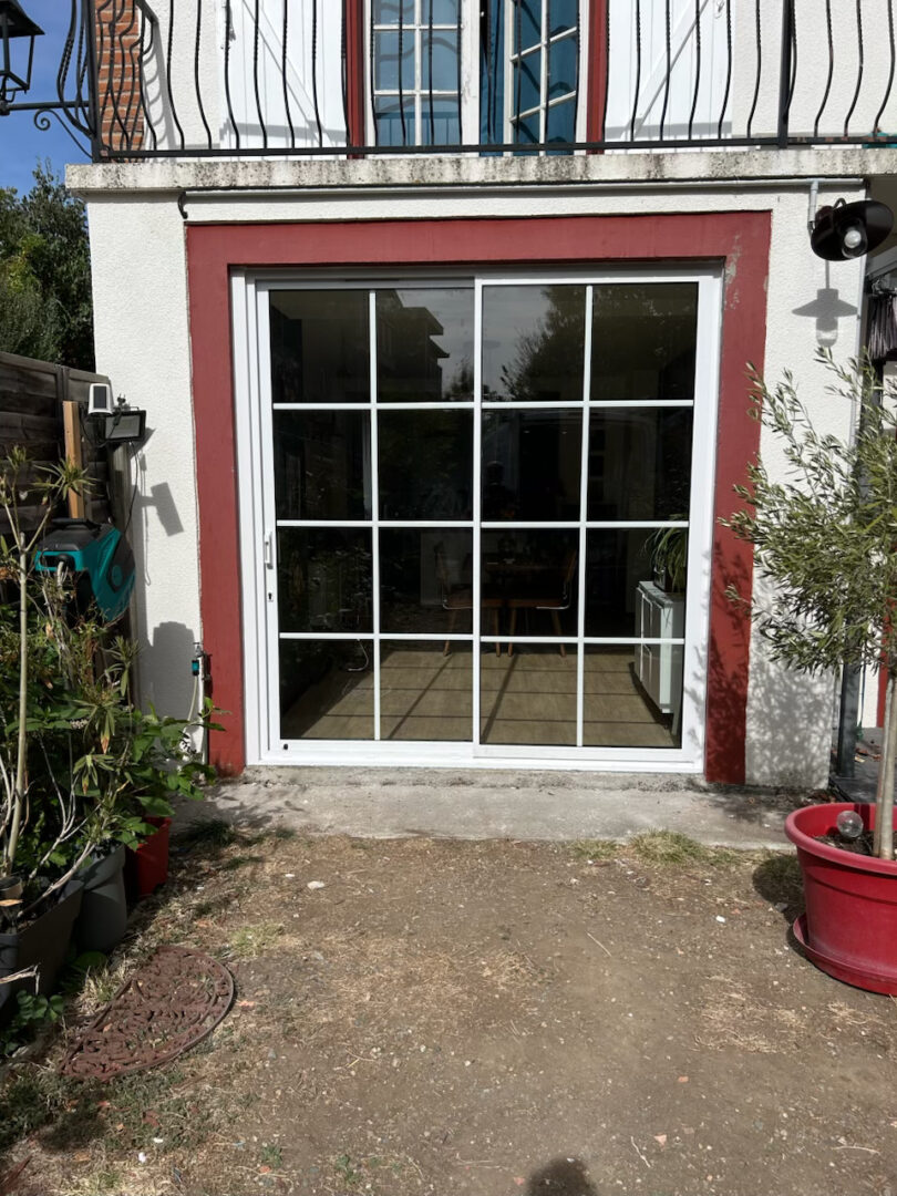 Porte vitrée pour rénovation énergétique par AD VALIDEM.