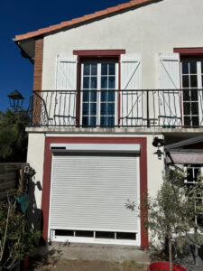 Façade rénovée avec volet roulant, projet AD VALIDEM; Rénovation énergétique.