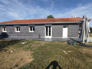 Façade en rénovation énergétique par AD VALIDEM, nouveau revêtement gris.