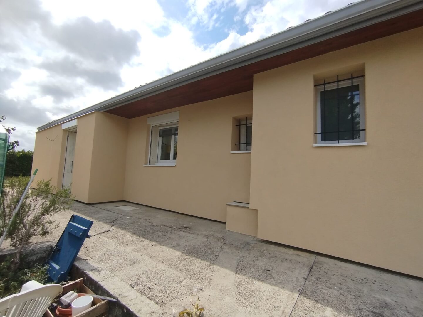 Façade rénovée d'une maison par AD VALIDEM; rénovation énergétique en cours.