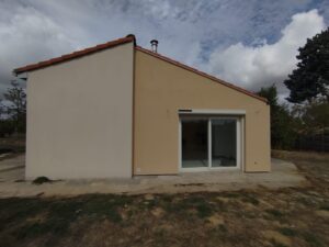 Façade rénovée d'une maison, projet AD VALIDEM de rénovation énergétique.